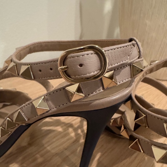 Valentino Garavani Navy and Beige Rockstud Pointed-Toe Strappy Pumps - Picture 10 of 16